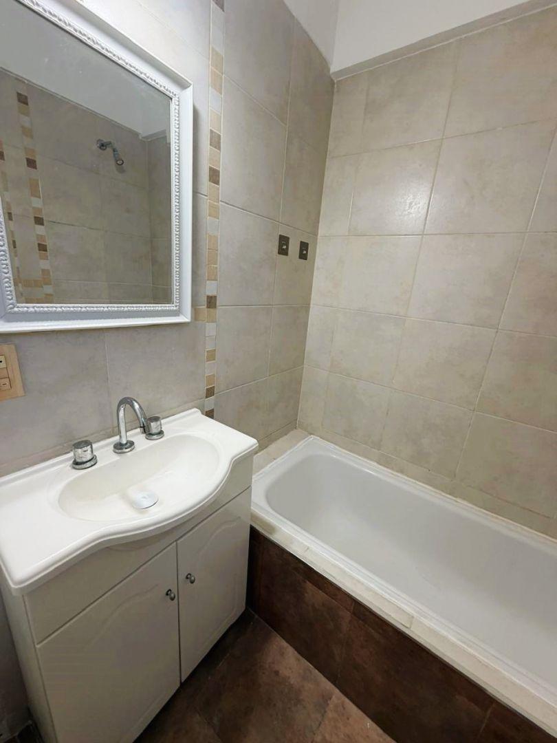 Foto de VENTA 2 AMBIENTES contrafrente con balcon vista a pulmon de manzana, imagen 5