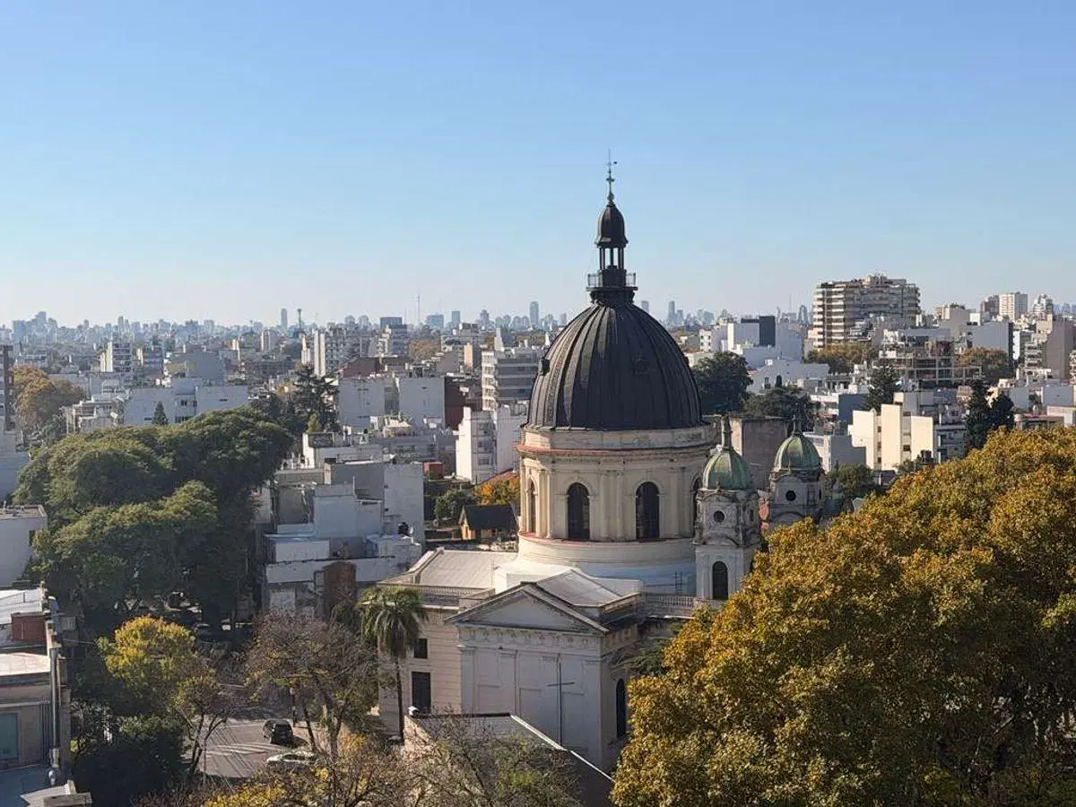 EXCELENTE 4 AMBIENTES. SEMIPISO. VISTAS PANORAMICAS. INMEJORABLE UBICACION. SUPER LUMINOSO. 4