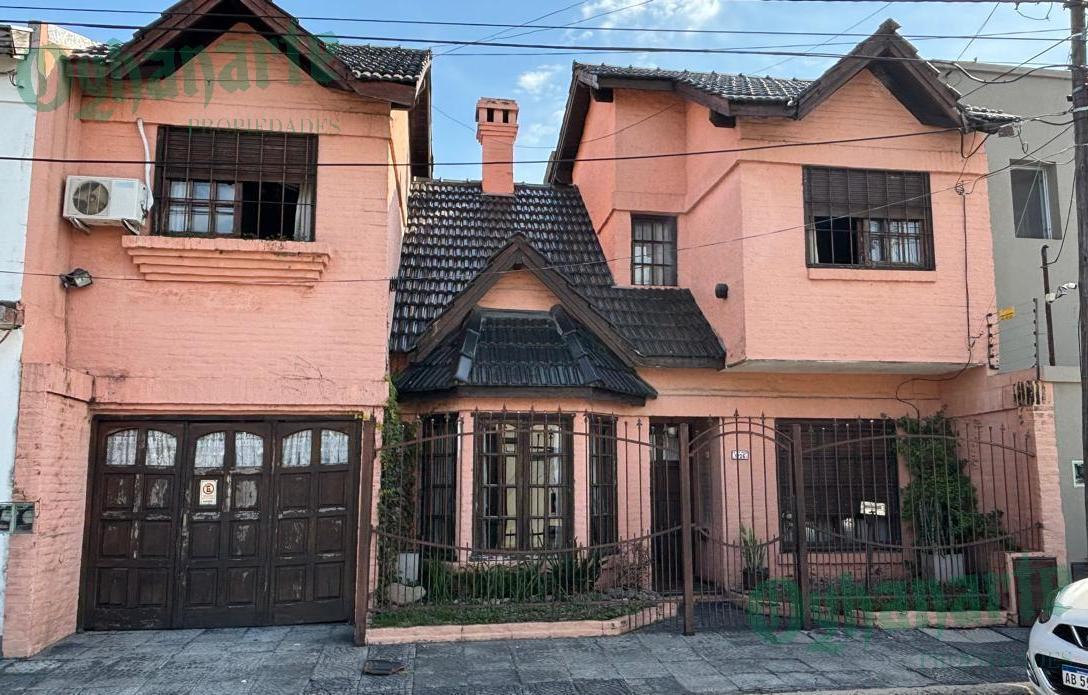 Venta de amplia casa en Castelar Norte