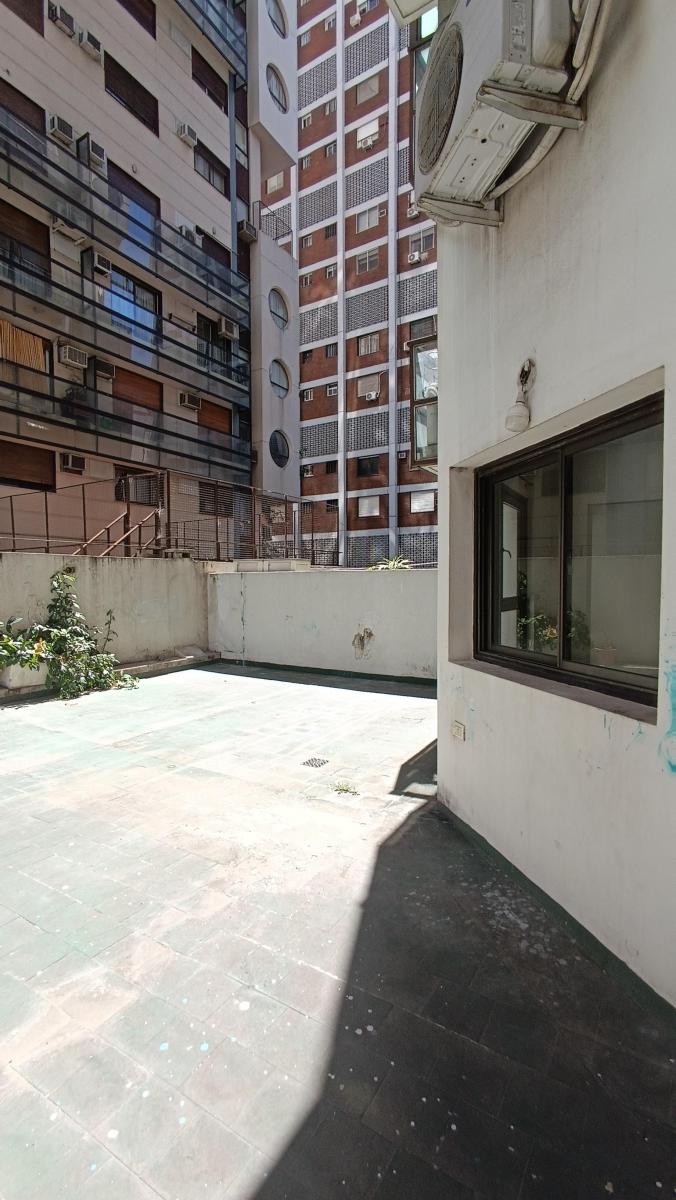 APTO PROFESIONAL ! Único a Reciclar, enormes patios soleados –