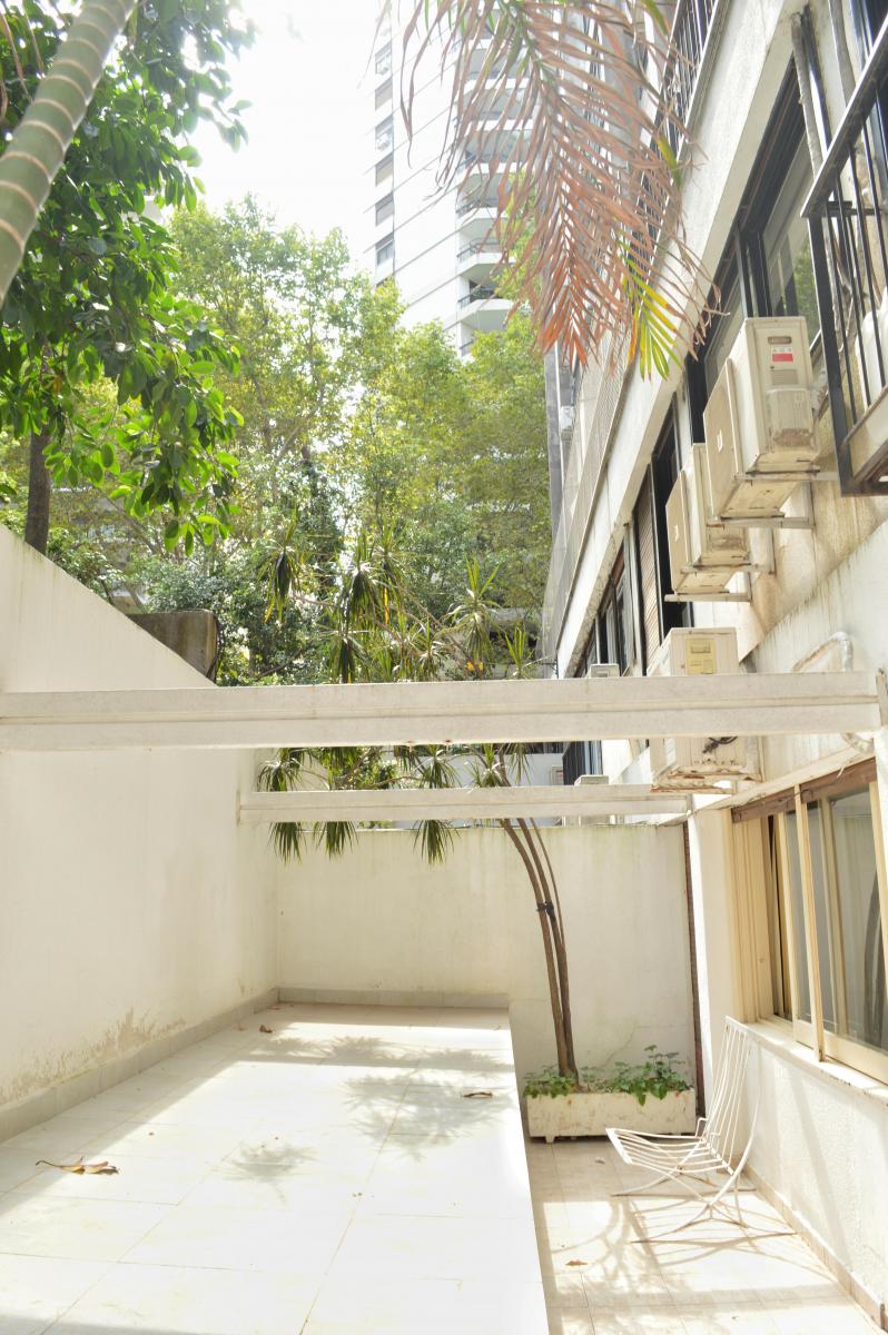 Unico Tipo Casa con Patios y Jardines. Zona Embajadas con Cochera y Baulera. 2
