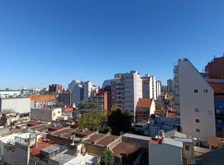 EXCELENTE CON VISTAS AL BARRIO, COCINA SEPARADA. SIN EXPENSAS !!! 1