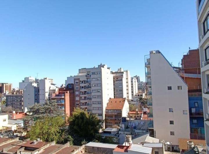 EXCELENTE CON VISTAS AL BARRIO, COCINA SEPARADA. SIN EXPENSAS !!! 2