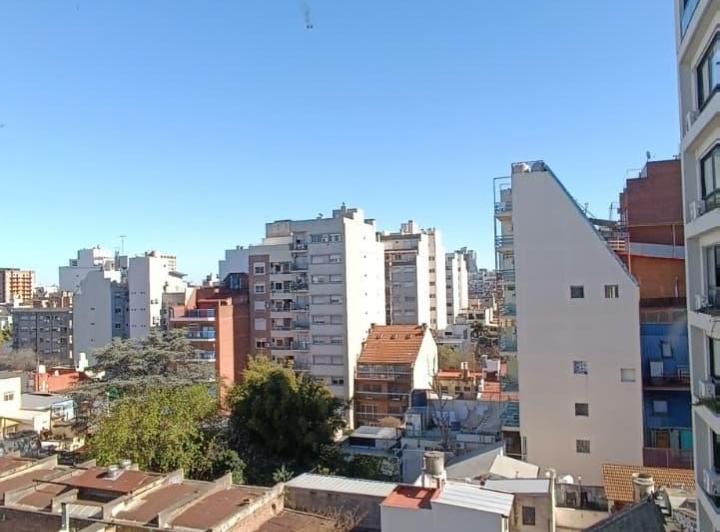 EXCELENTE CON VISTAS AL BARRIO, COCINA SEPARADA. SIN EXPENSAS !!! 3