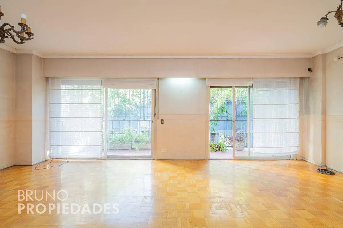 Piso con Patios. 3 Dorm. Dependencia de Servicio. 2 Patios. 2 Baños y Toilette. Apto Credito. 3
