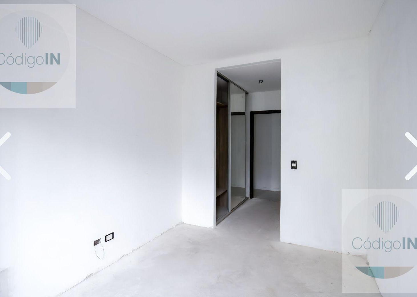 Foto de Venta Cuatro Ambientes con Balcón - Dependencia de servicios y Cochera, imagen 1