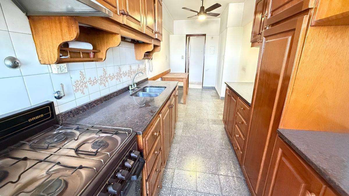 Foto de DEPARTAMENTO en VENTA. 4 AMBIENTES PANORAMICOS. BALCON TERRAZA. AV, imagen 3