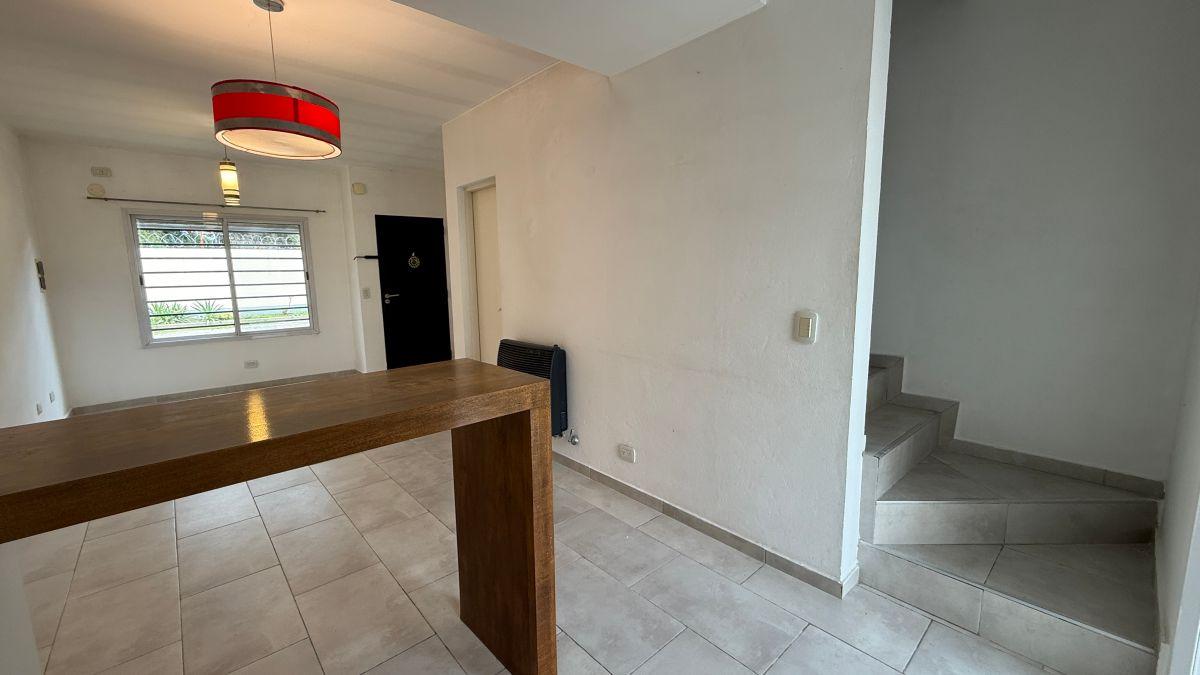 Foto de CASA DUPLEX 3 AMBIENTES en ALQUILER. JARDIN y COCHERA. BUNSEN 2200. P, imagen 1