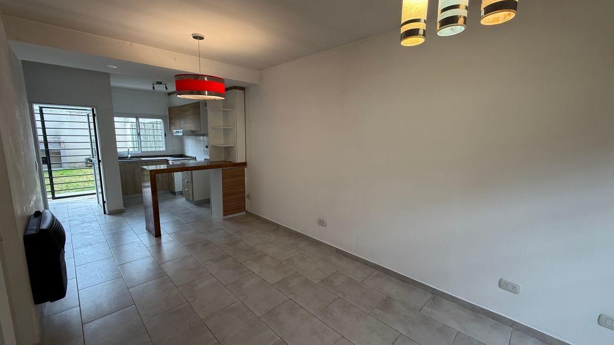 Foto de CASA DUPLEX 3 AMBIENTES en ALQUILER. JARDIN y COCHERA. BUNSEN 2200. P, imagen 5