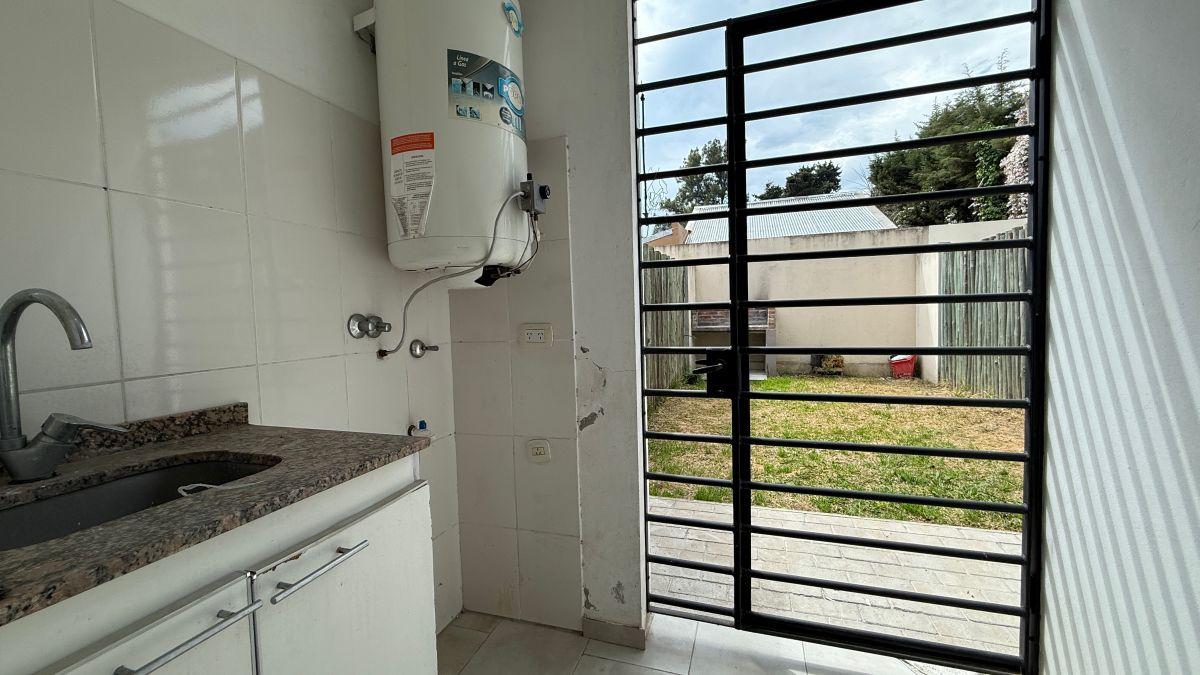 Foto de CASA DUPLEX 3 AMBIENTES en ALQUILER. JARDIN y COCHERA. BUNSEN 2200. P, imagen 4