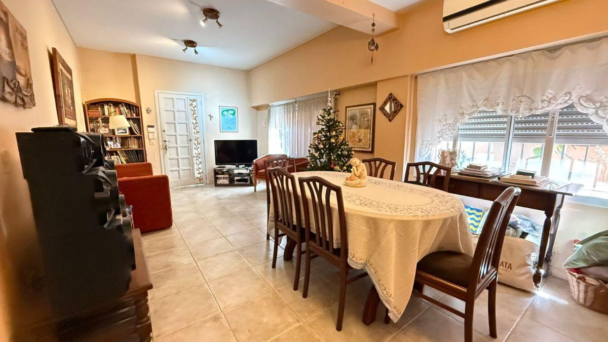 Foto de Chalet en 2 plantas con hermoso jardín y piscina, imagen 5
