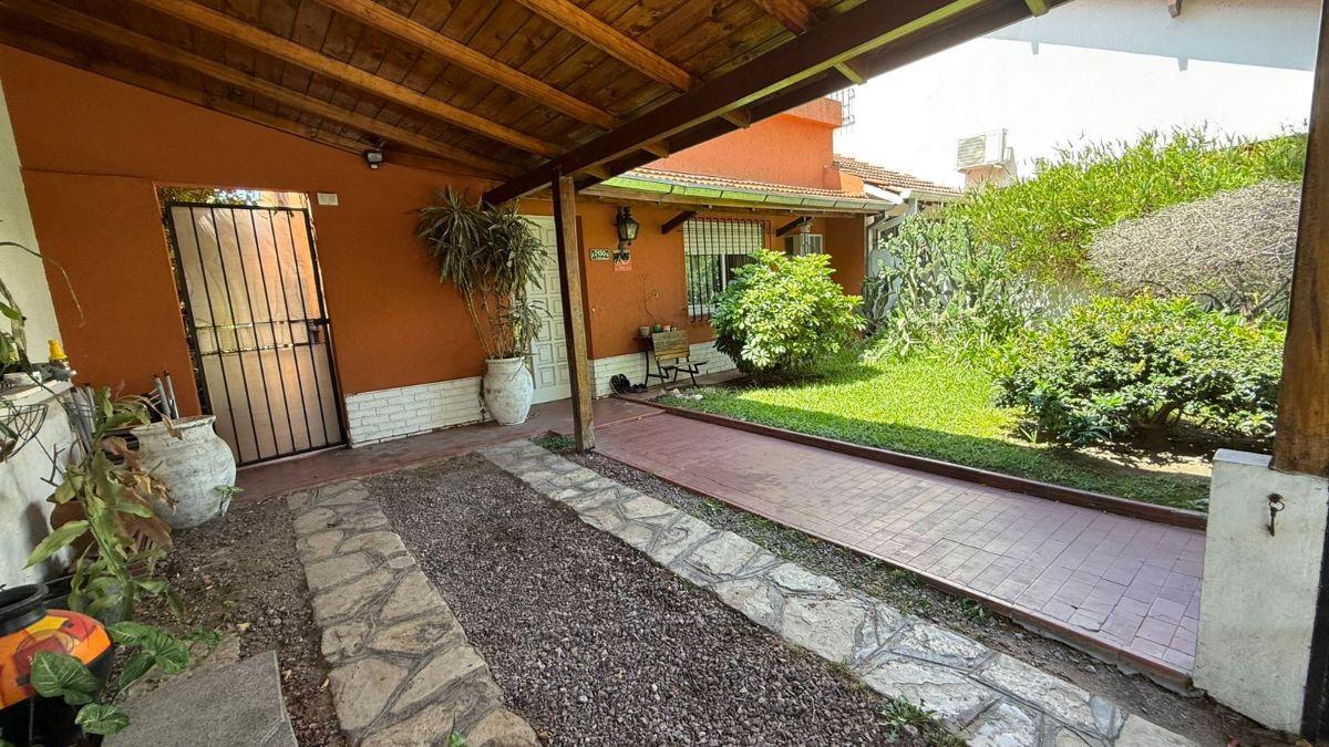 Foto de Chalet en 2 plantas con hermoso jardín y piscina, imagen 4