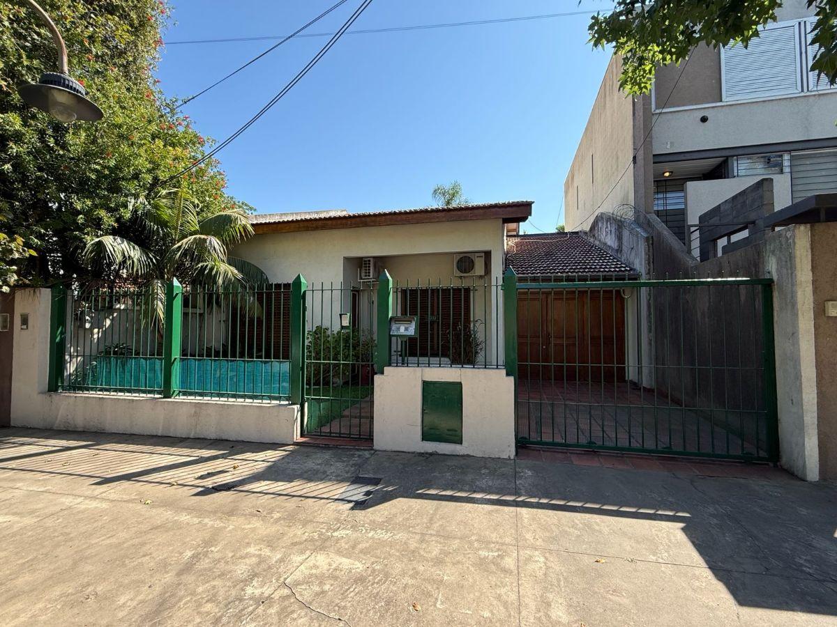 Excelente casa en venta en olivos c/ lote 10x50