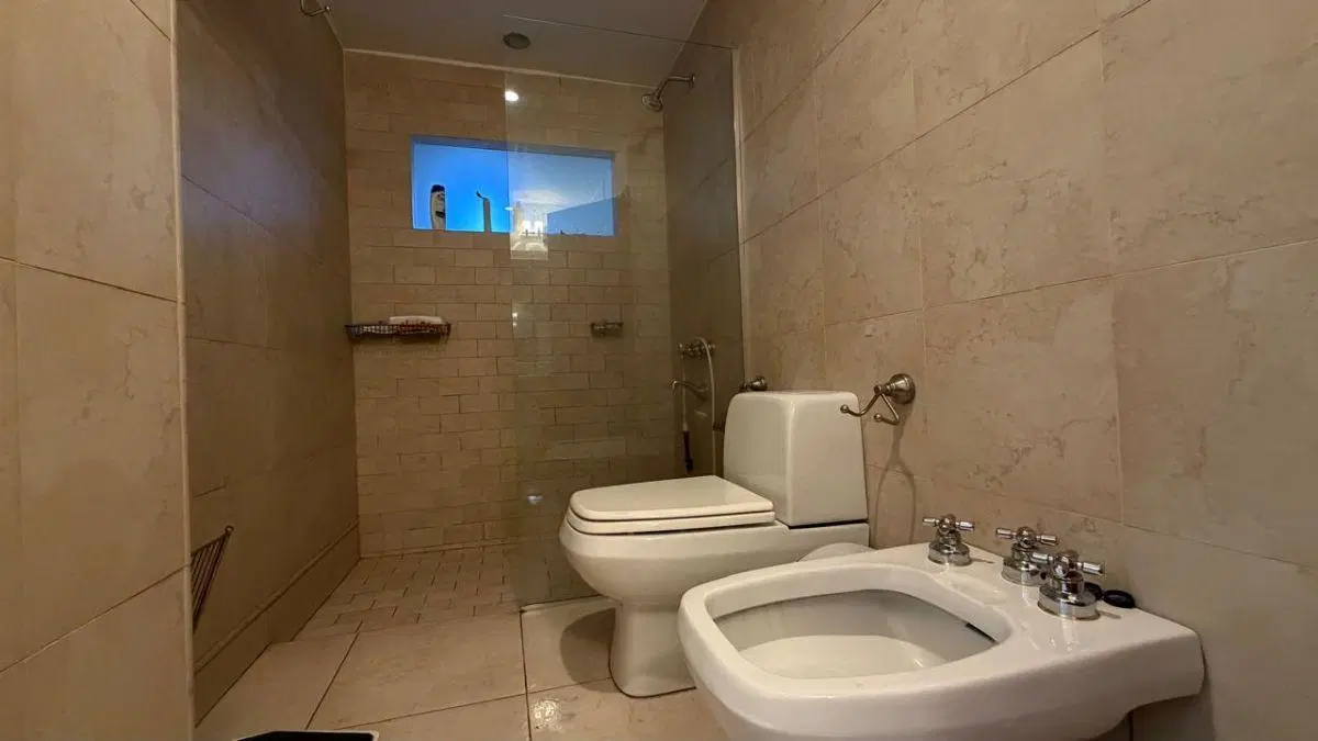 Chalet en 3 plantas con 250m2 cub. con jardín y piscina 2