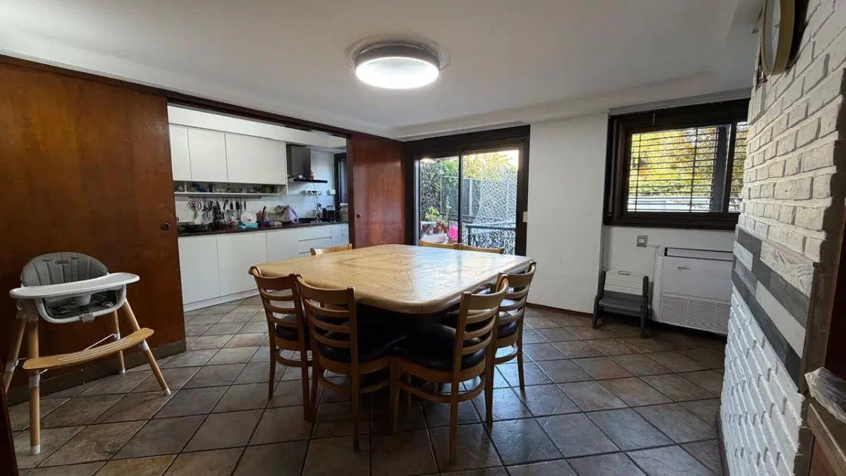 Chalet en 3 plantas con 250m2 cub. con jardín y piscina 4