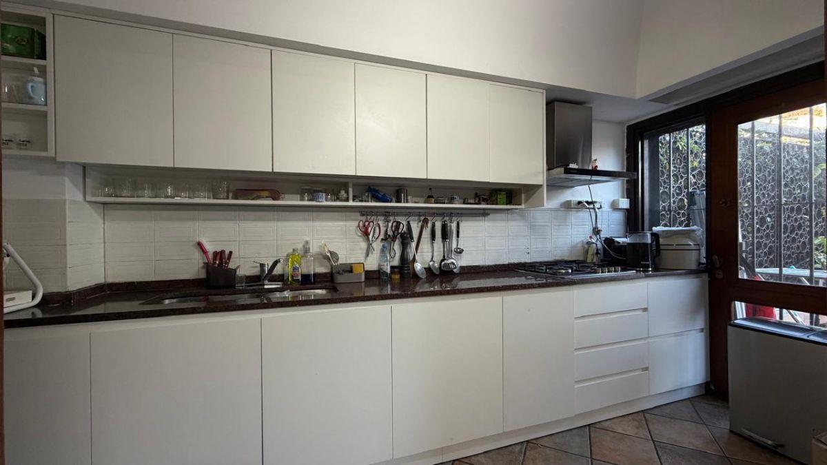 Chalet en 3 plantas con 250m2 cub. con jardín y piscina