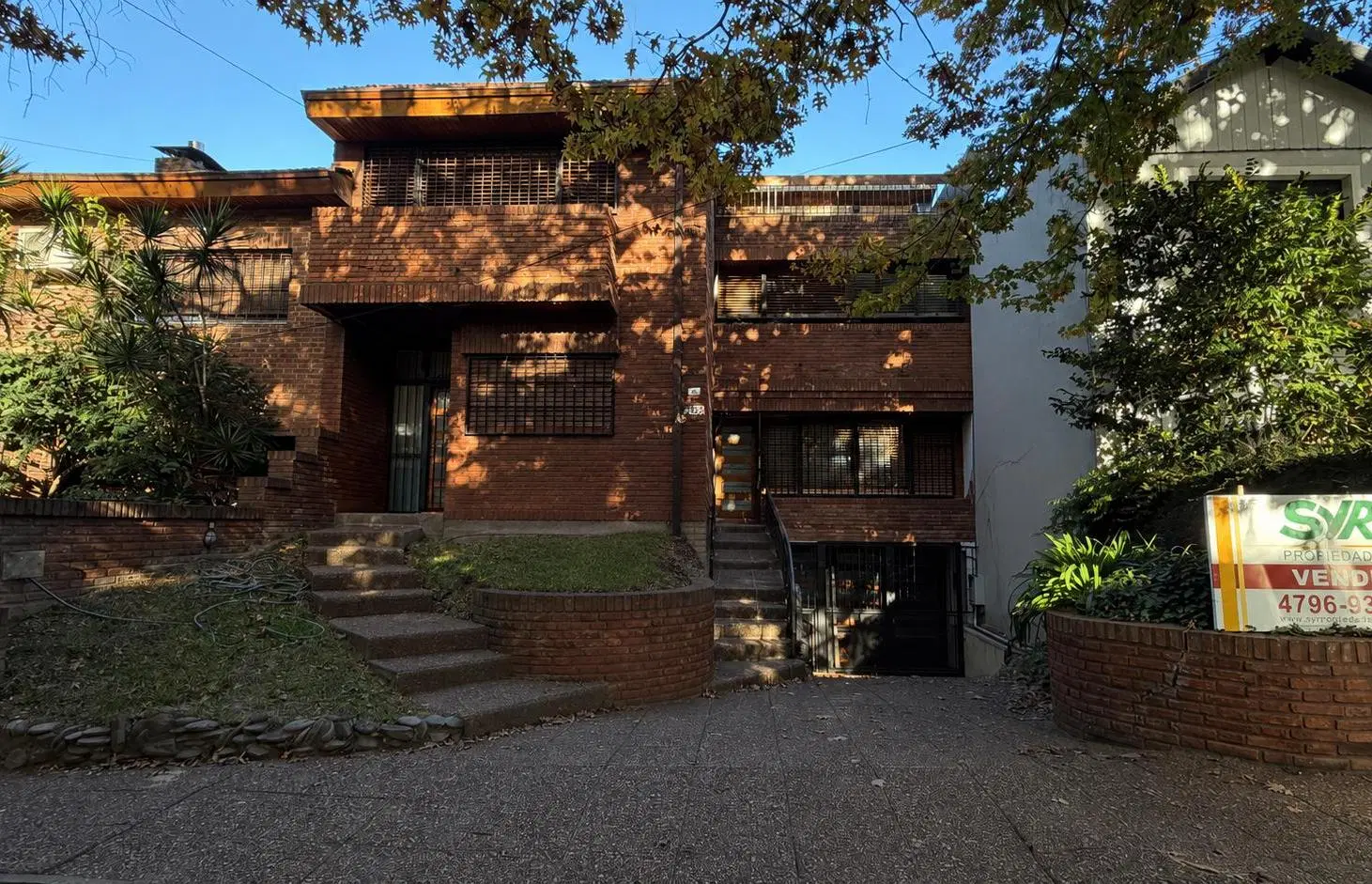 Chalet en 3 plantas con 250m2 cub. con jardín y piscina 3