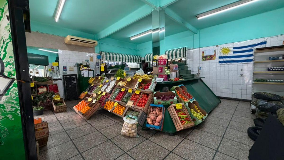 Foto de Excelente Local Comercial en esquina con estacionamiento, imagen 1