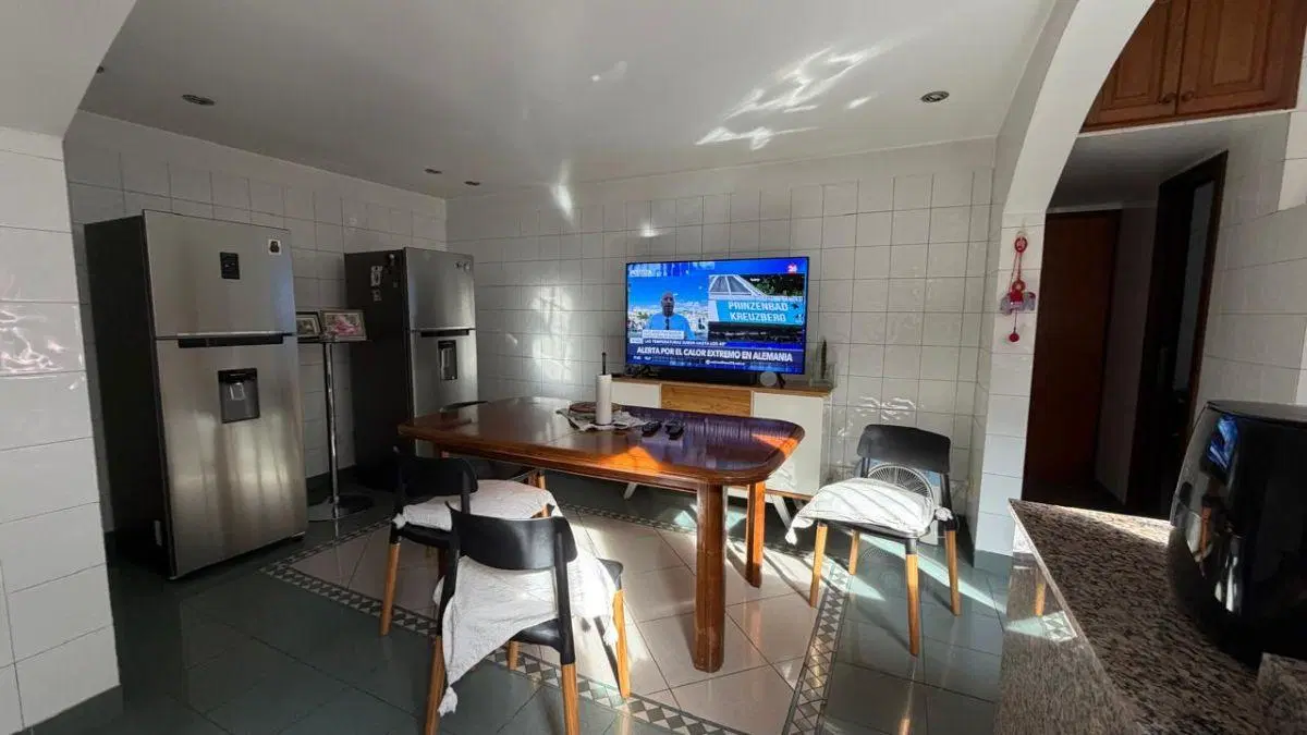 Impecable casa 4 amb distribuida en 2 plantas con 174m2 cub. y cochera 3
