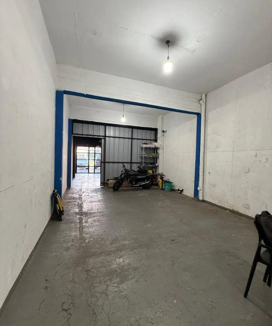 LOCAL CON DEPOSITO SOBRE AV. MITRE 4