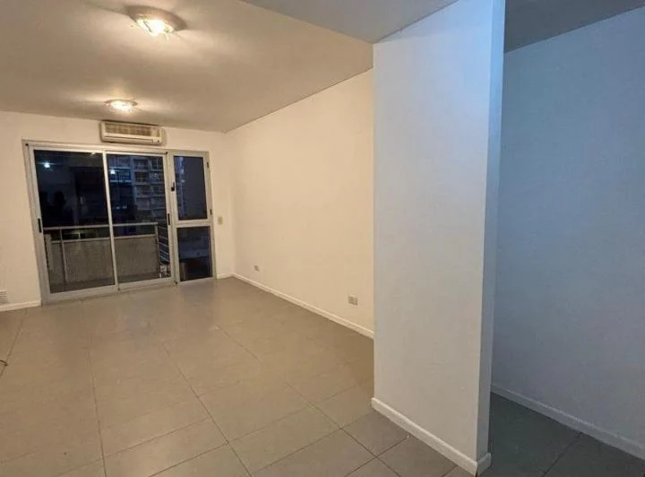 Excelente Monoambiente con Balcon al frente 5to. piso 4