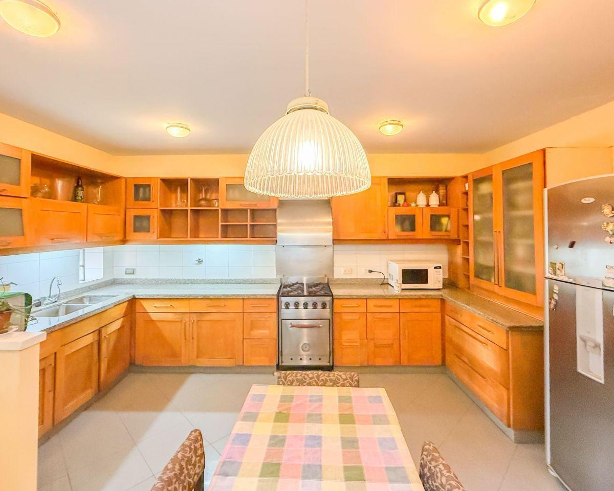 Imponente Casa en Venta 7 Ambientes Estilo Racionalista 5
