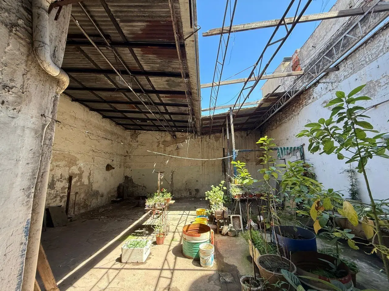 Lote 8,66 x 44,38 con galpón y departamentos a refaccionar  Barracas 4