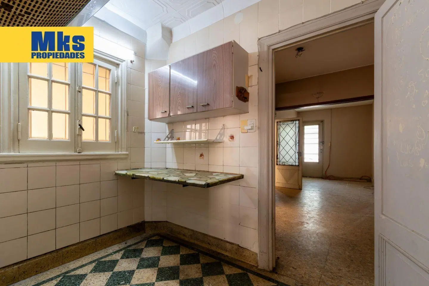 ¿Te imaginas reciclar a tu gusto esta casa de 5 ambientes con piscina y terraza? 3