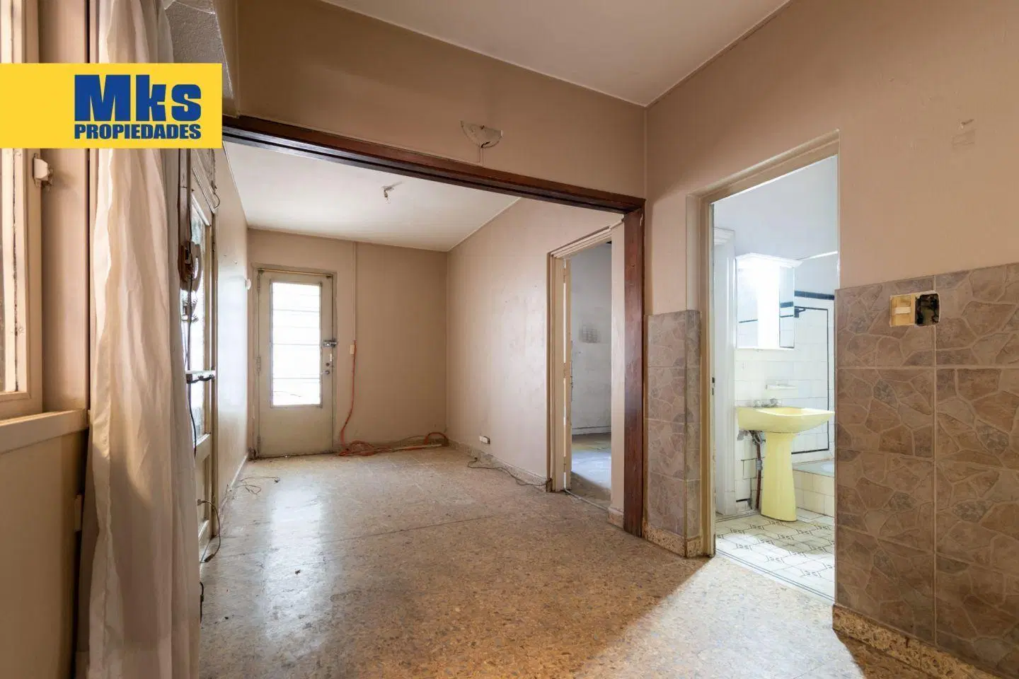 ¿Te imaginas reciclar a tu gusto esta casa de 5 ambientes con piscina y terraza? 4