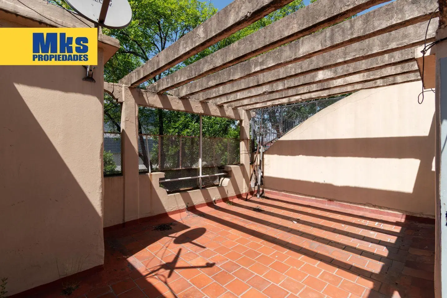 ¿Te imaginas reciclar a tu gusto esta casa de 5 ambientes con piscina y terraza? 5