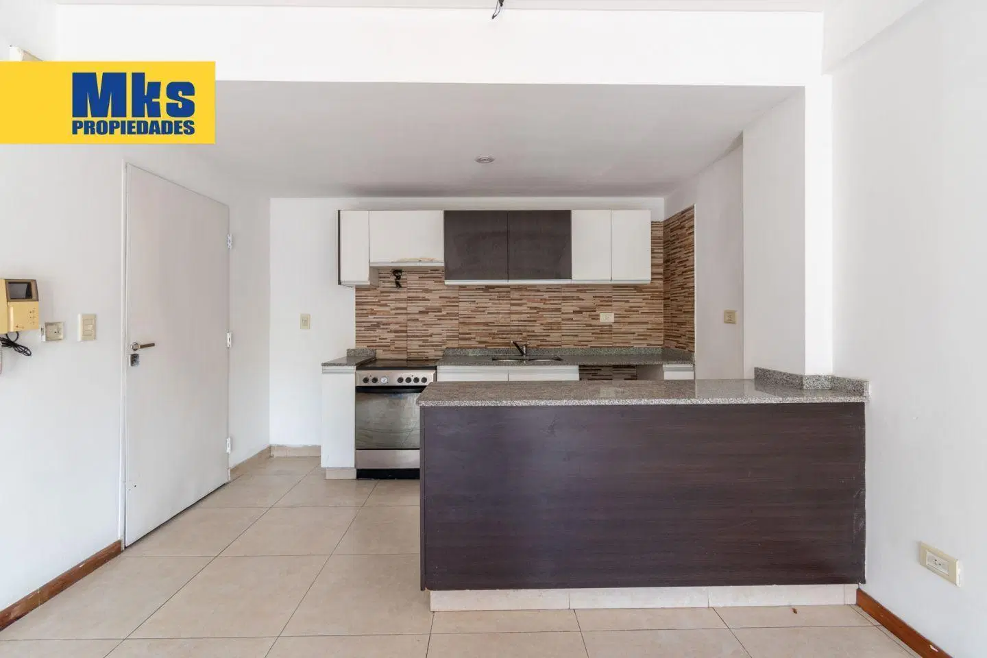 Departamento en venta. 2 ambientes c/ escritorio. Espacio guardacoches cubierto. 1