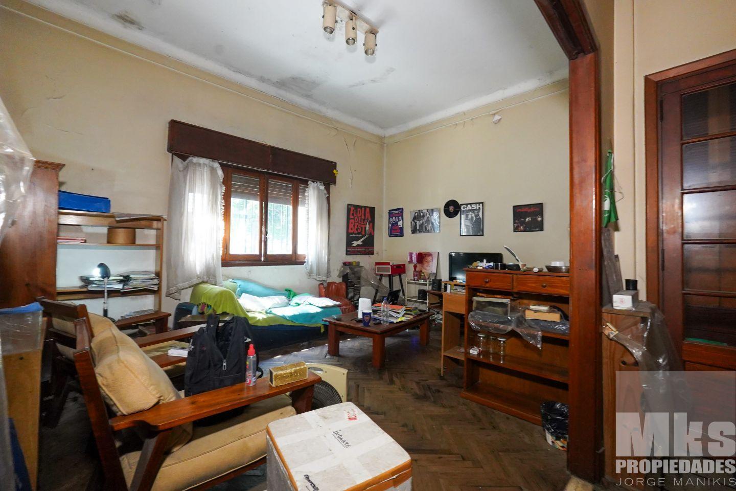 ¡Retasada! Casa con cochera en venta. 4 ambientes. A reciclar.