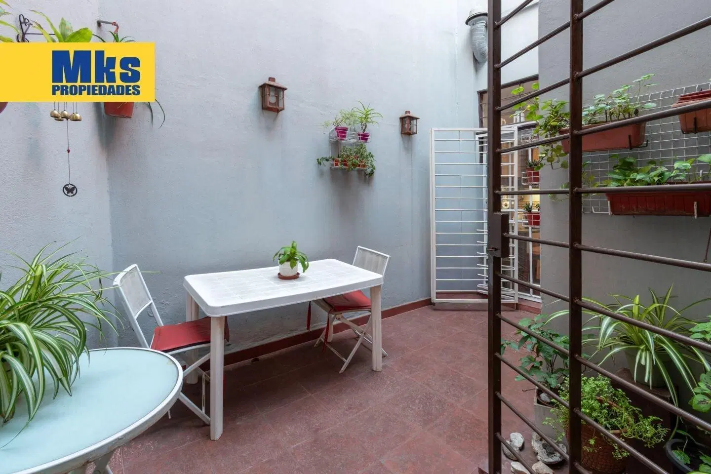 Venta. Casa en terreno propio. 4 ambientes.  Quincho, patio y terraza. 8
