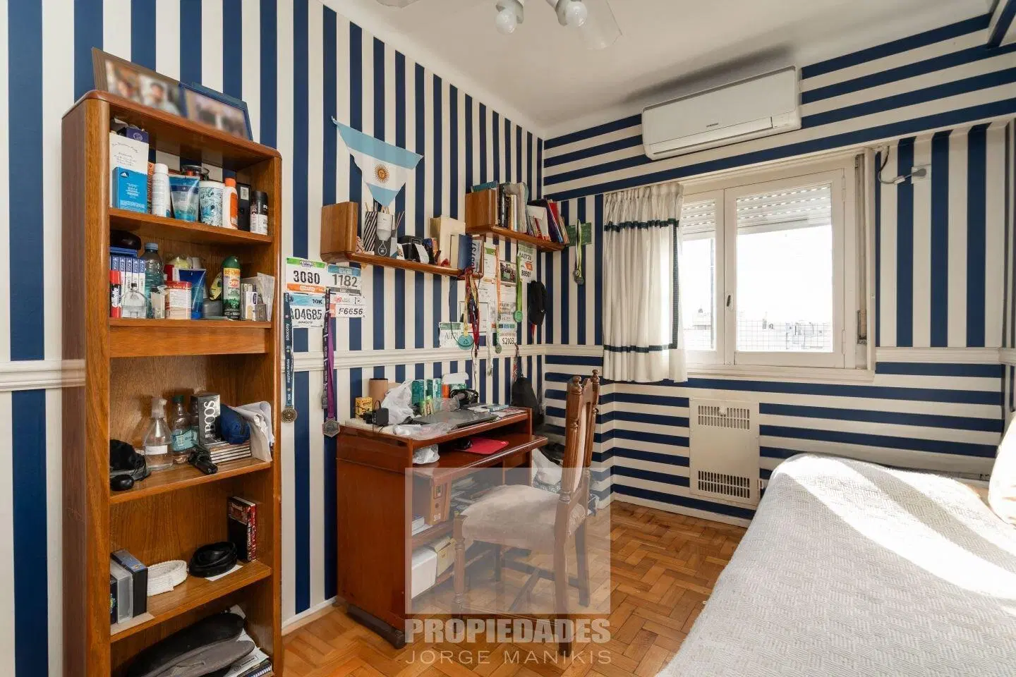 Venta. Cuatro ambientes. Balcón corrido. Dos baños. Av Montes de Oca 5