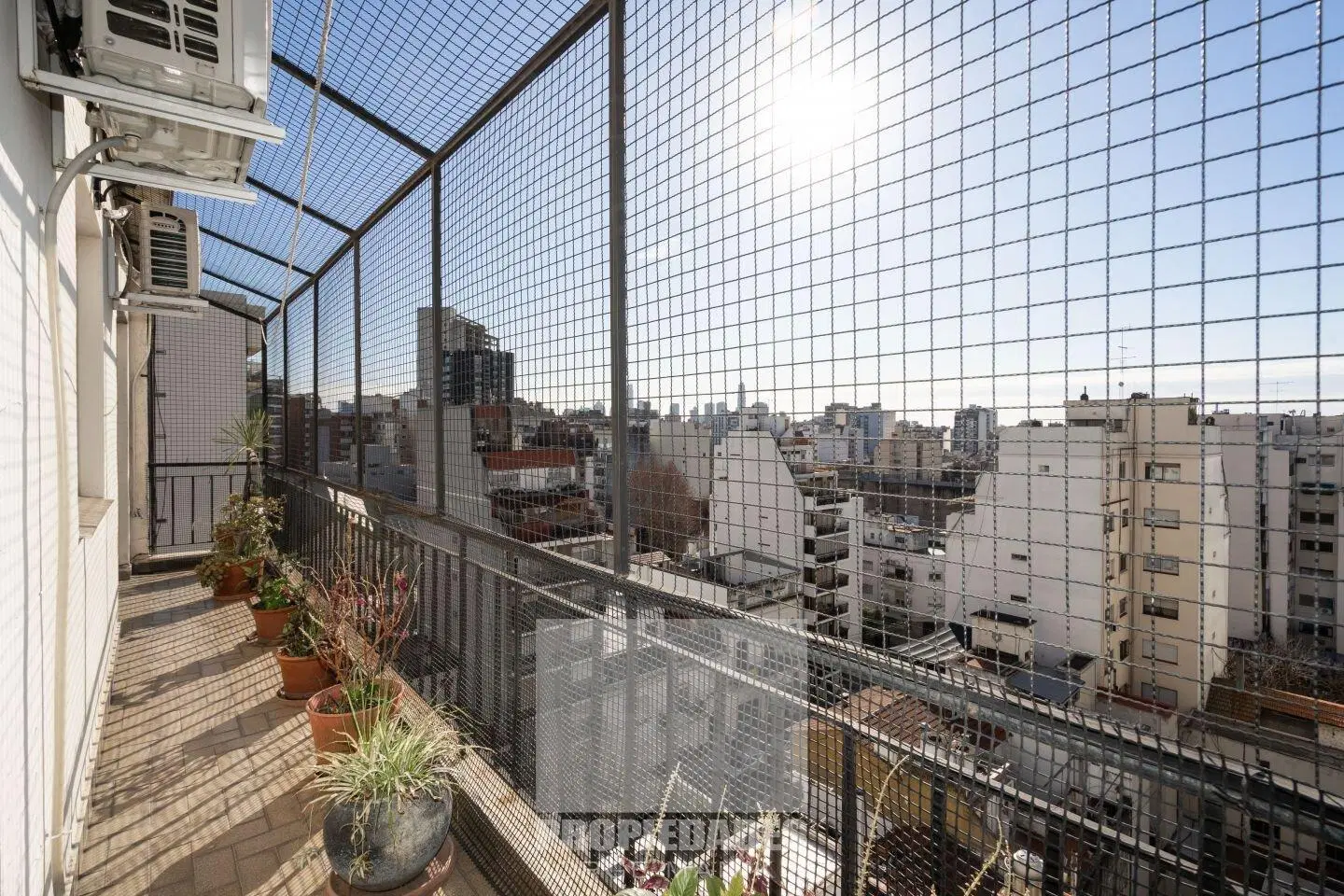 Venta. Cuatro ambientes. Balcón corrido. Dos baños. Av Montes de Oca 3