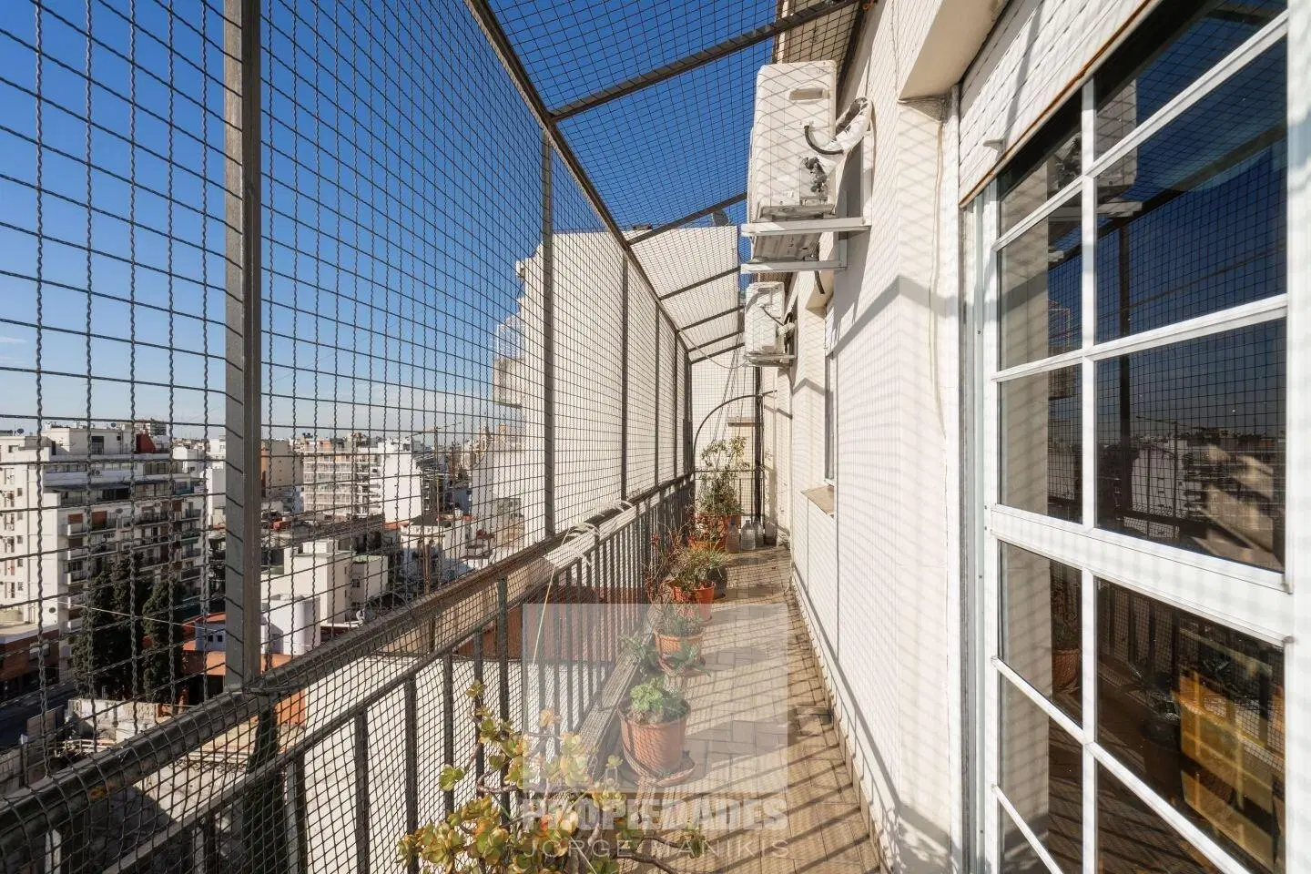 Venta. Cuatro ambientes. Balcón corrido. Dos baños. Av Montes de Oca 2