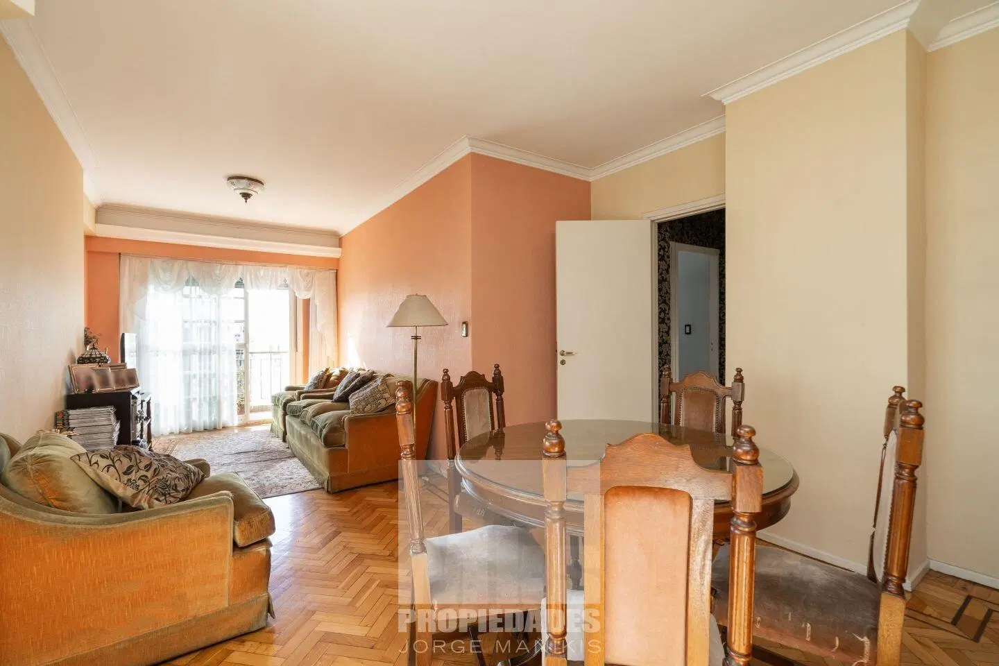 Venta. Cuatro ambientes. Balcón corrido. Dos baños. Av Montes de Oca 4