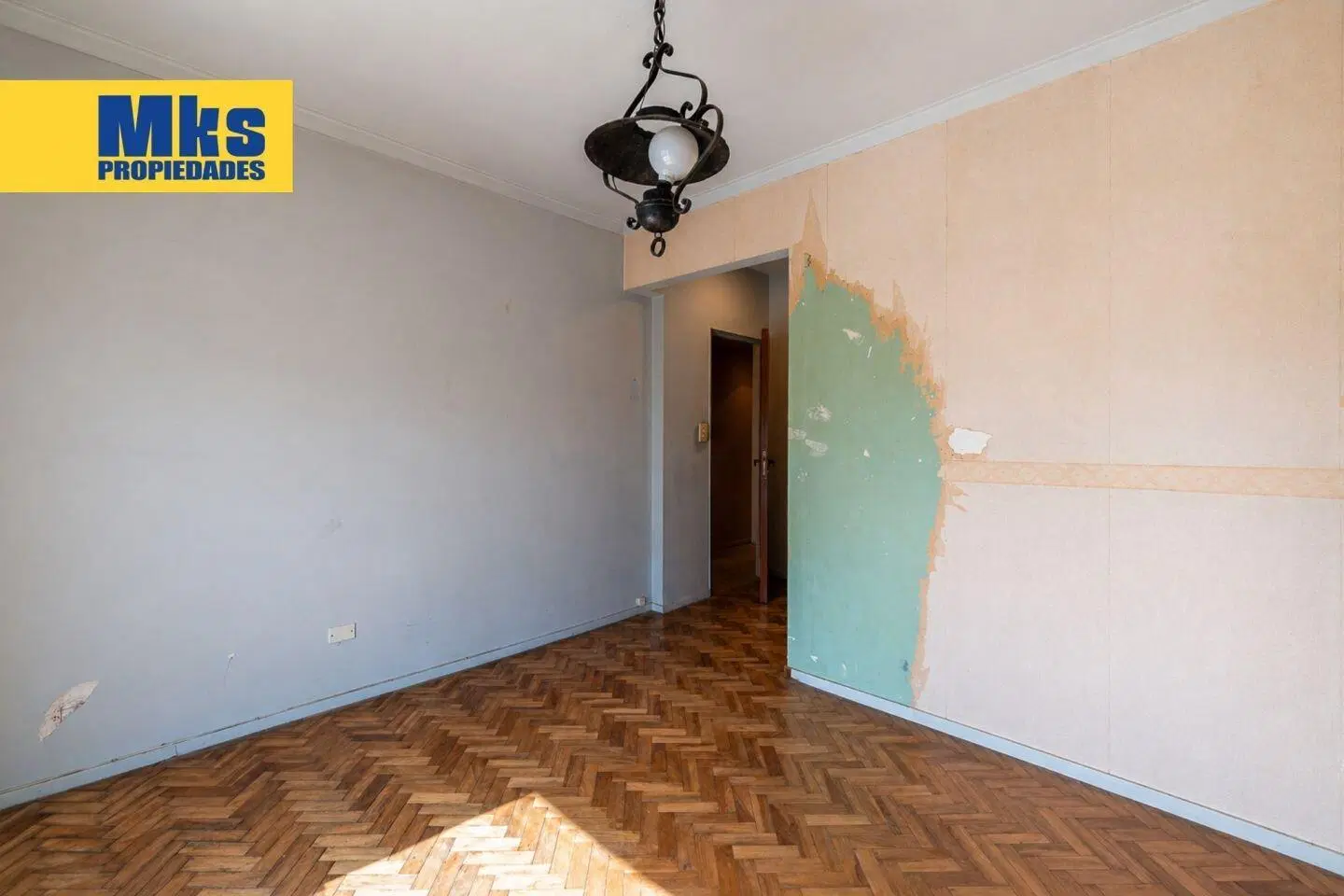Venta. Departamento. 4 ambientes. Frente. Cochera y Balcon terraza. 4