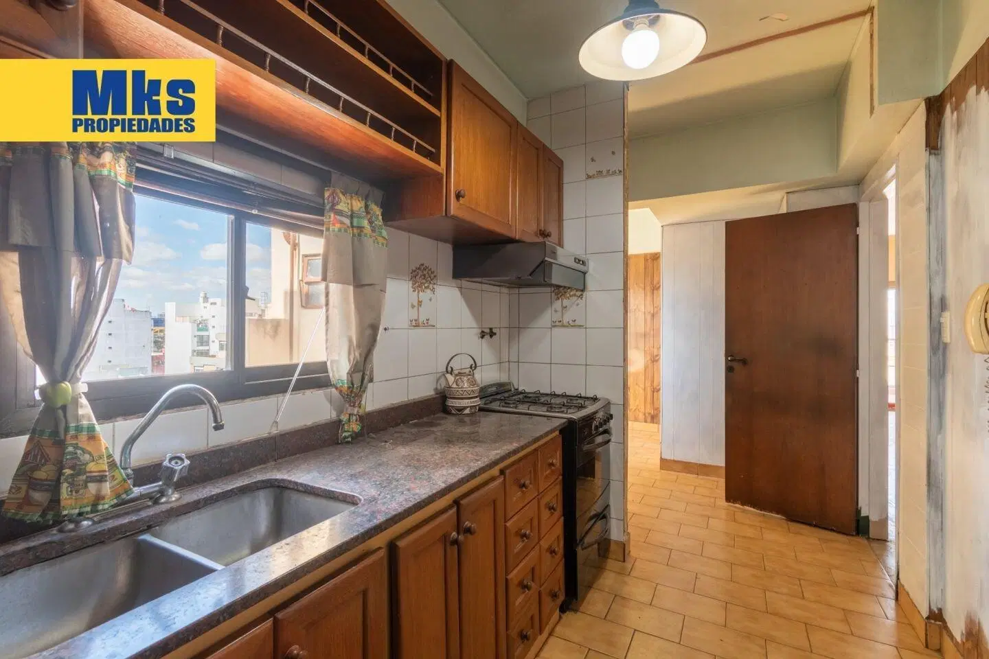 Venta. Departamento. 4 ambientes. Frente. Cochera y Balcon terraza. 5