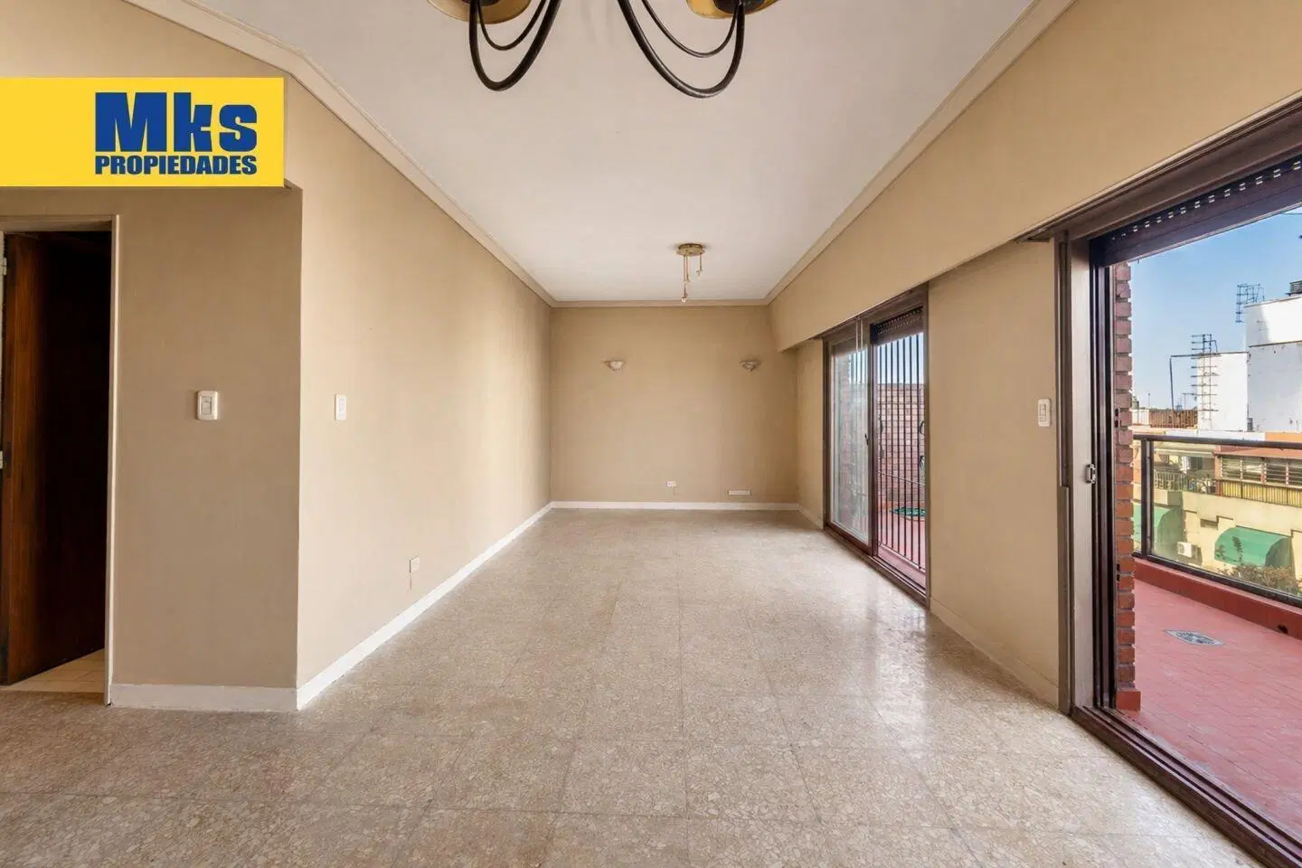 Venta. Departamento. 4 ambientes. Frente. Cochera y Balcon terraza. 2