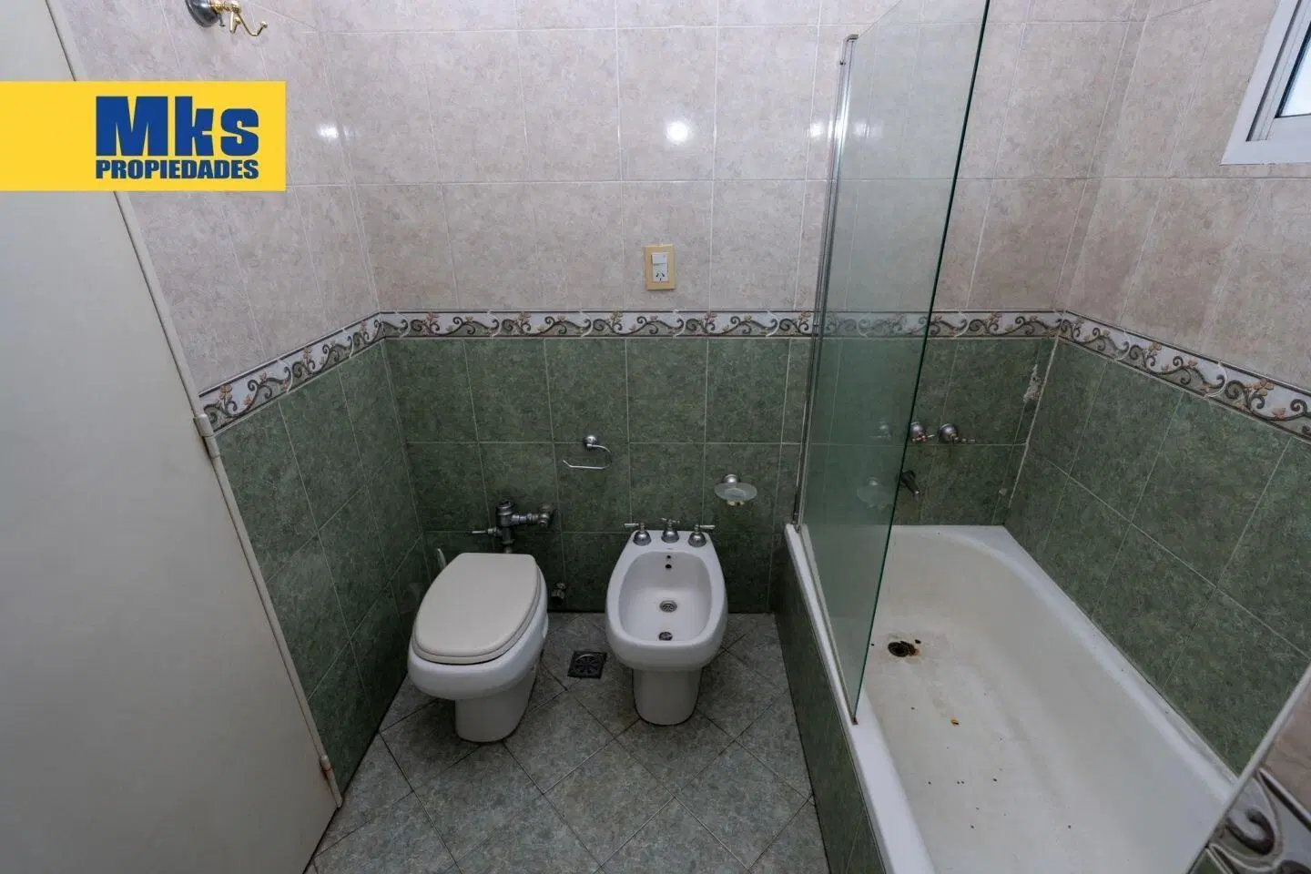 Departamento en venta de cuatro ambientes. Semipiso. Luminoso. Vista al río. 4