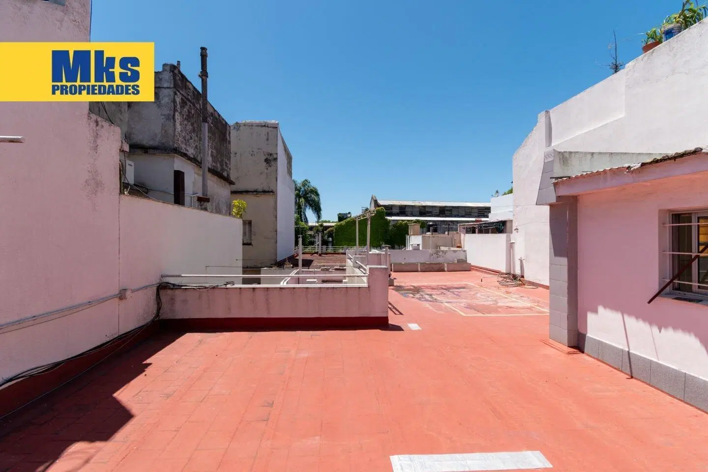 ¡Viví en un PH 3 ambientes al frente con cochera, patio y terraza propios! 2
