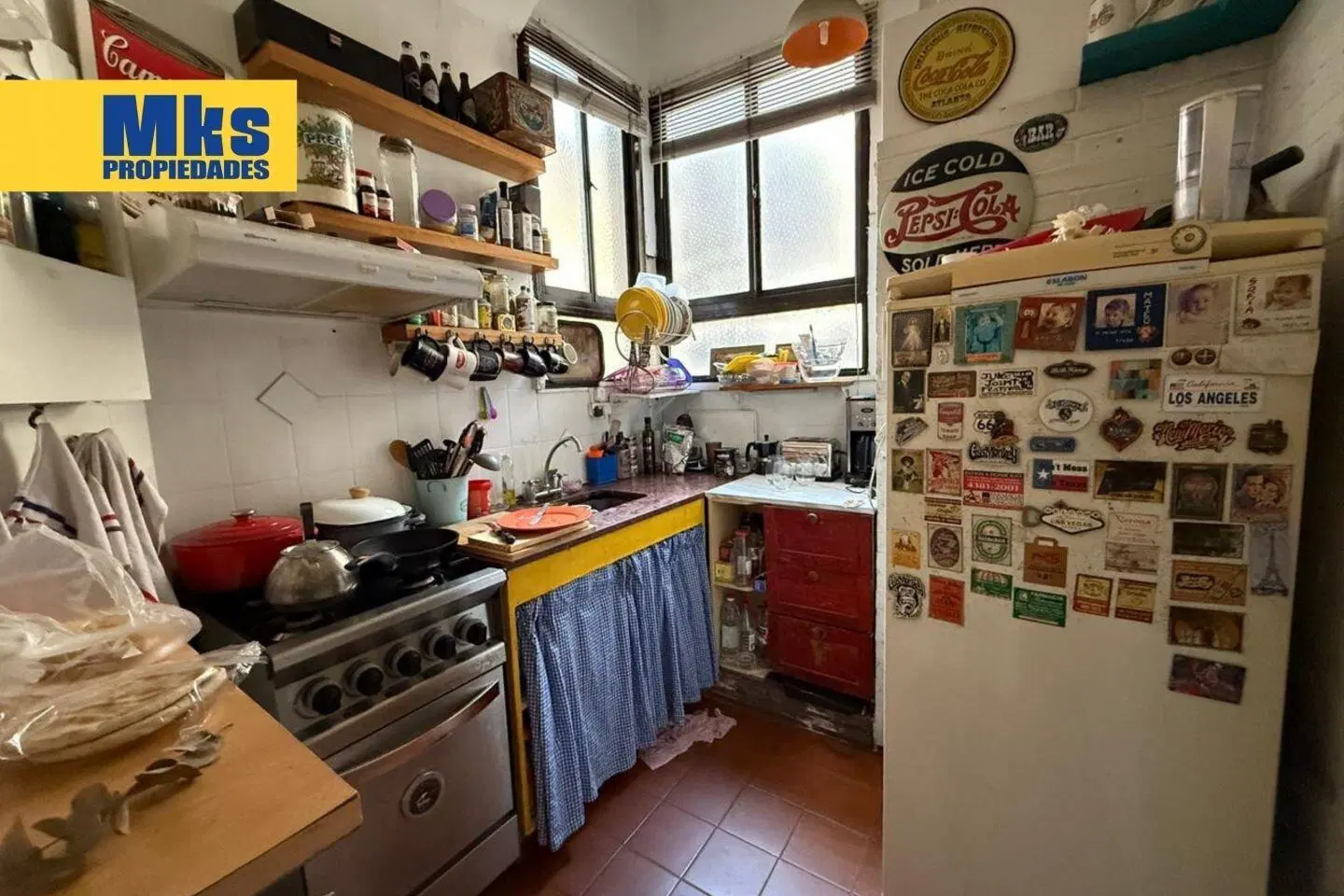 Venta. 2 ambientes. Av Caseros y Montes de Oca. Luminoso. 2