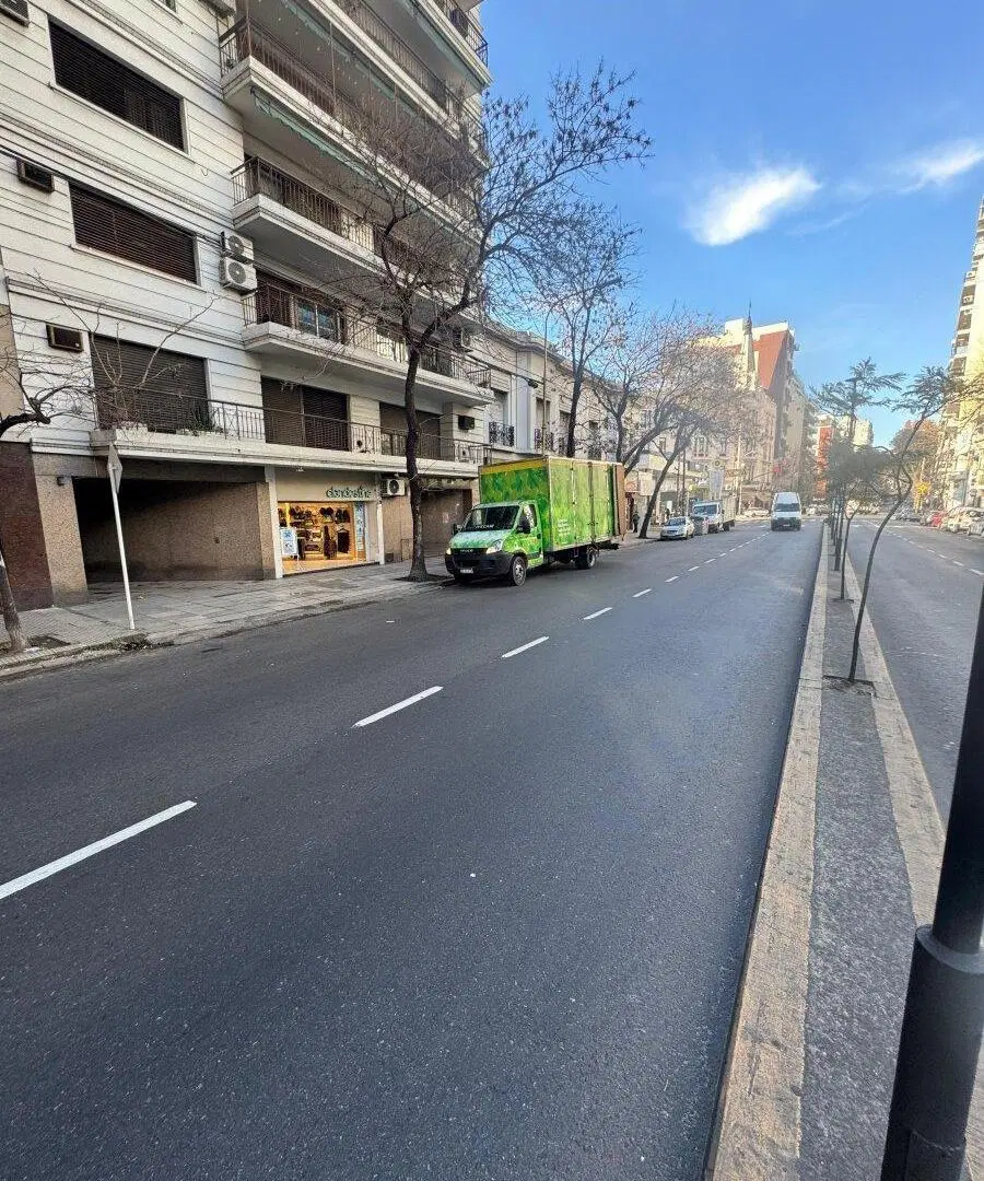 Venta. Local Comercial sobre Av Montes de Oca. Con Sotano. Barracas. 2