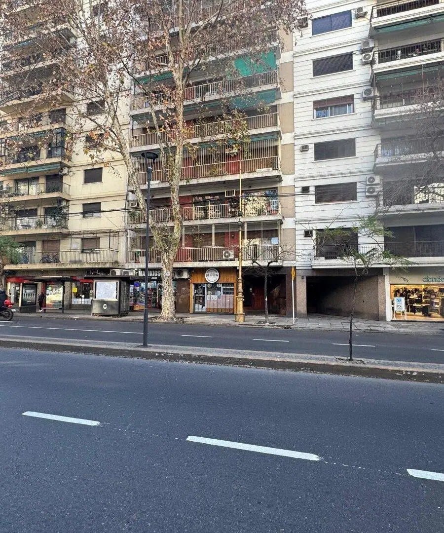 Alquiler. Local Comercial sobre Av Montes de Oca. Con Sotano. Barracas. 2