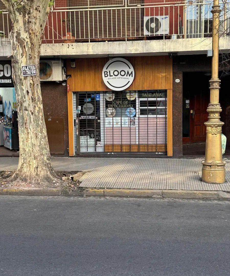 Alquiler. Local Comercial sobre Av Montes de Oca. Con Sotano. Barracas. 3