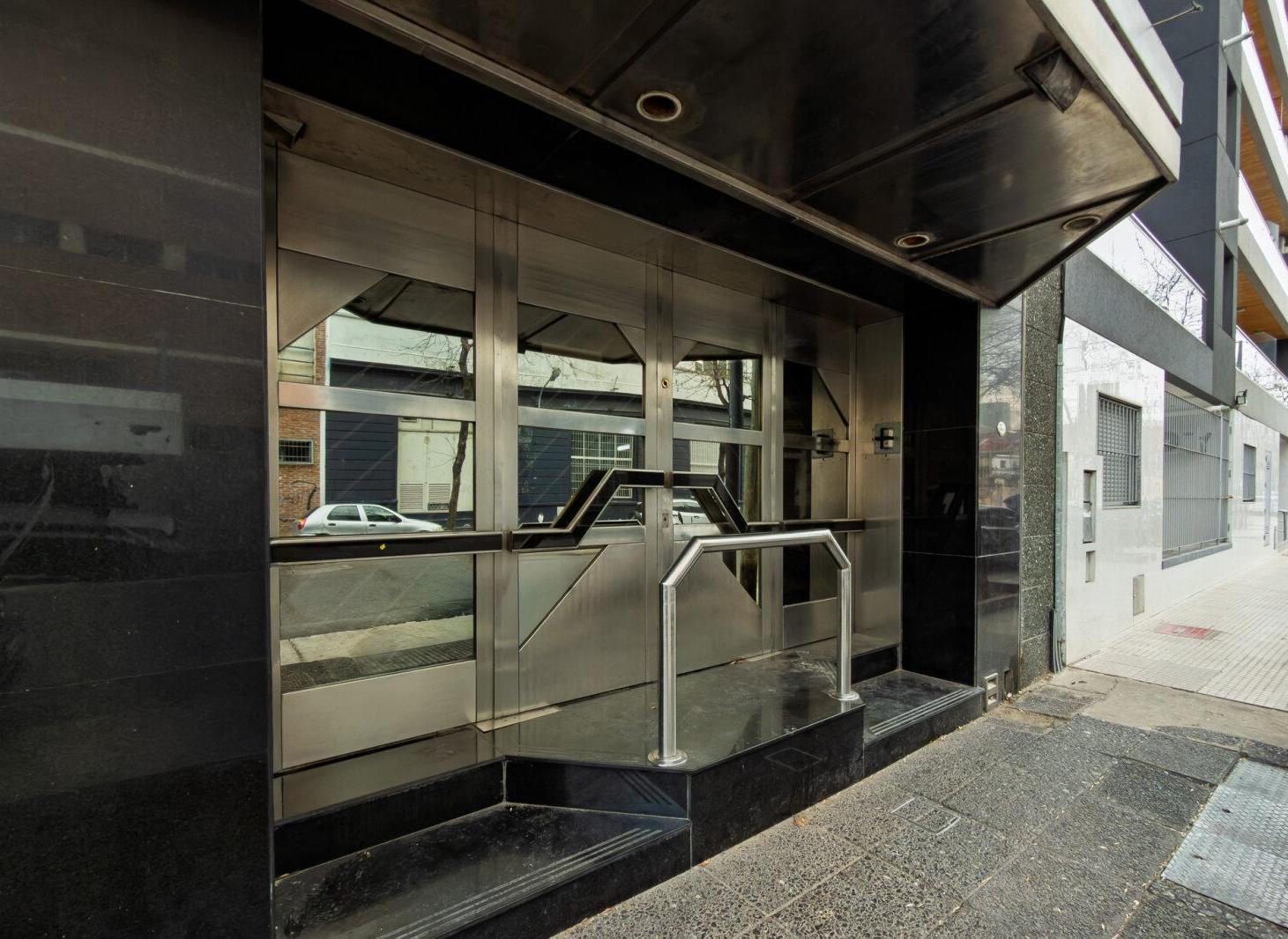 Foto de Venta. Galpon, oficinas y vivienda. Barracas., imagen 2