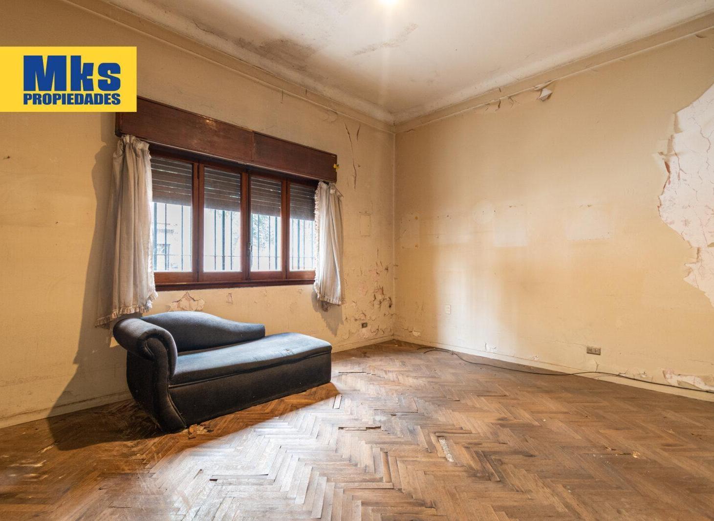 Foto de ¡Retasada! Casa con cochera en venta. 4 ambientes. A reciclar., imagen 4