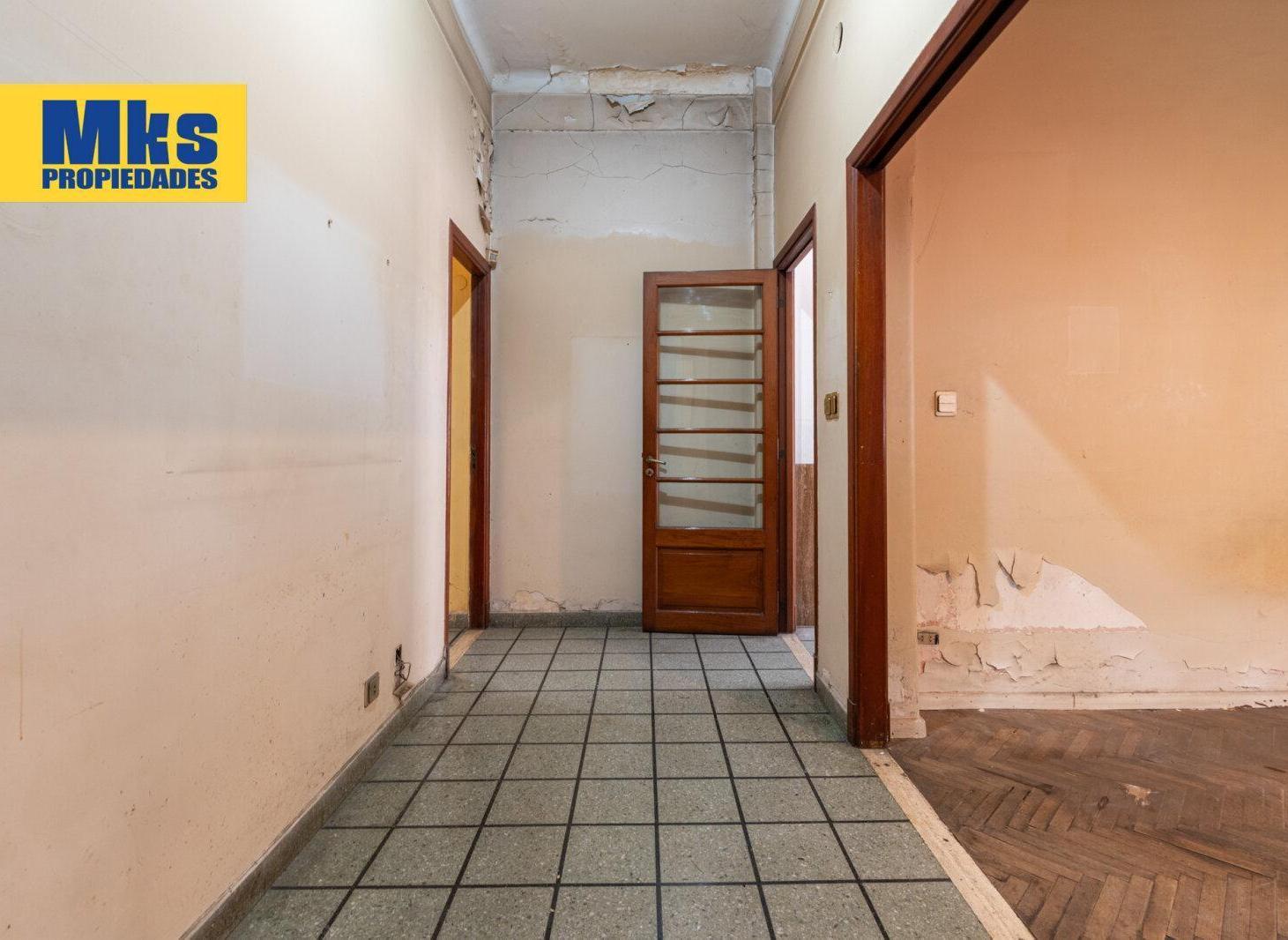 Foto de ¡Retasada! Casa con cochera en venta. 4 ambientes. A reciclar., imagen 2