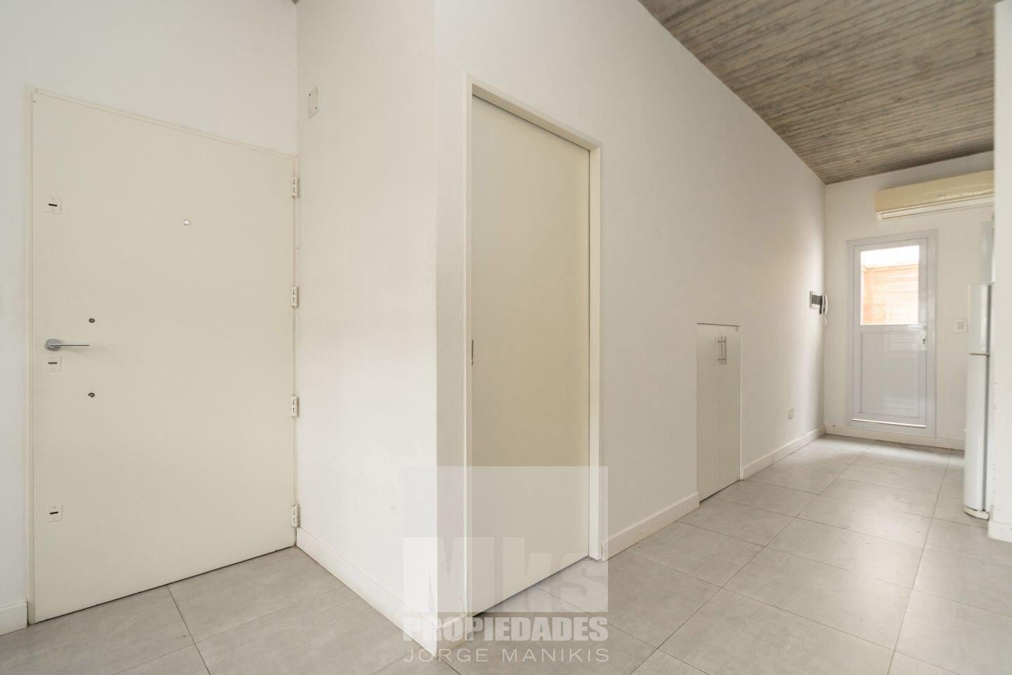 Foto de Venta con Renta. 9% anual en USD. PH Monoambiente con patio. Edificio, imagen 2